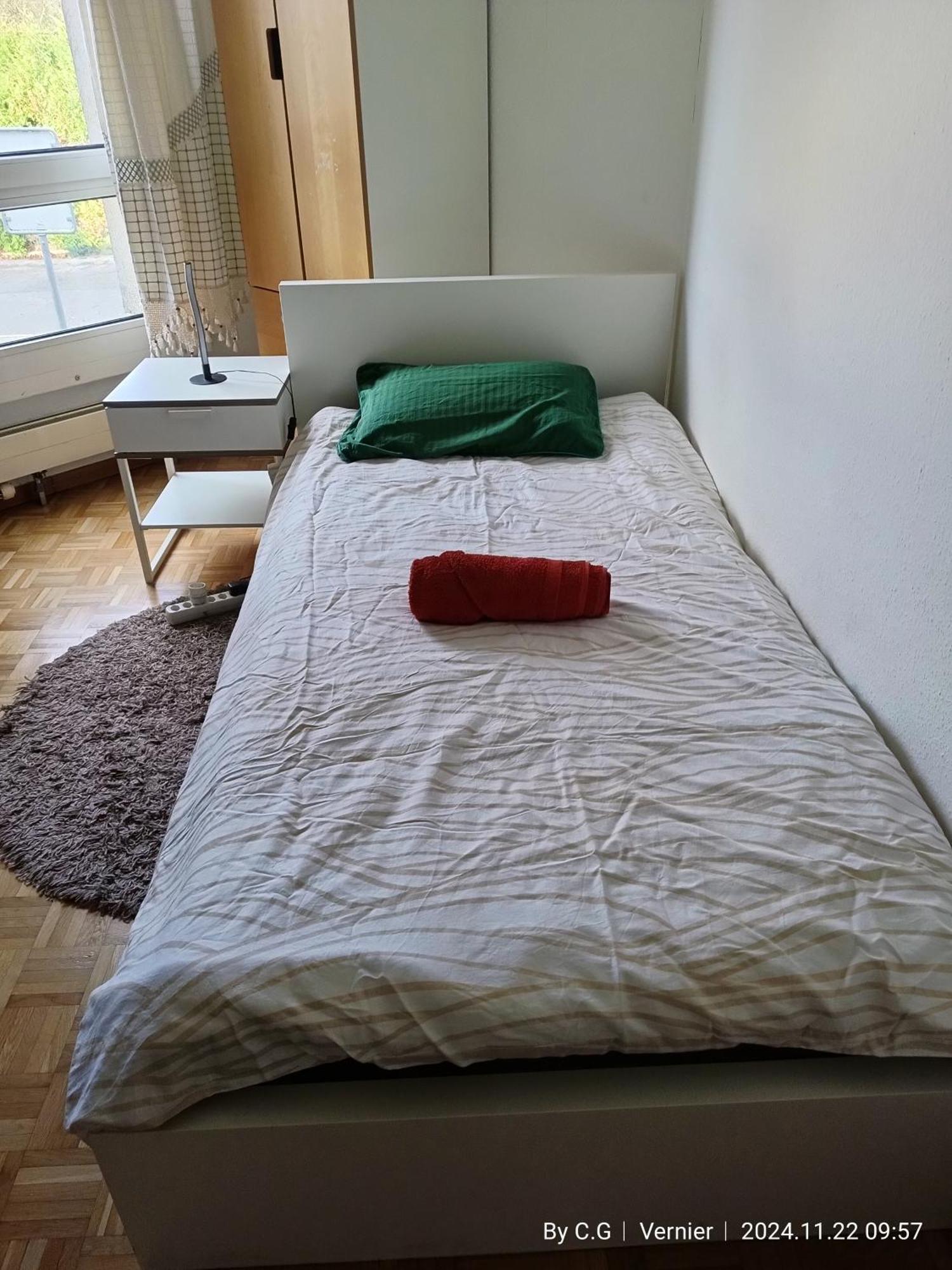 Jolie Confortable Dans Un *